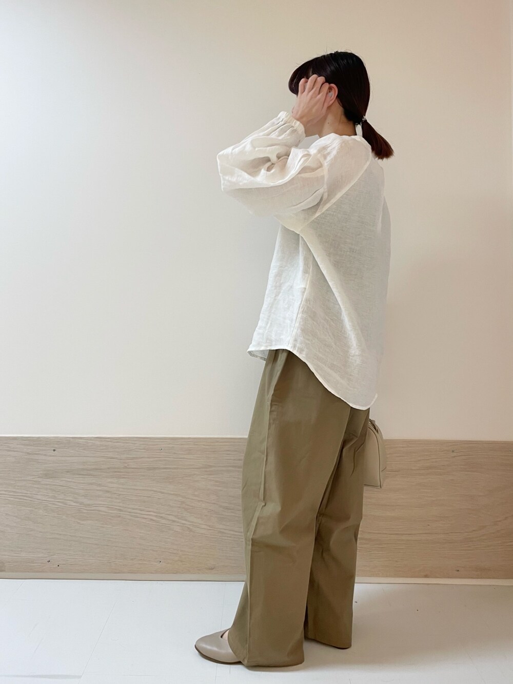 ホワイト系のシャツ/ブラウス、ベージュ系のボストンバッグ、ベージュ系のその他パンツを着用したレディースの春コーディネートの7枚目の写真