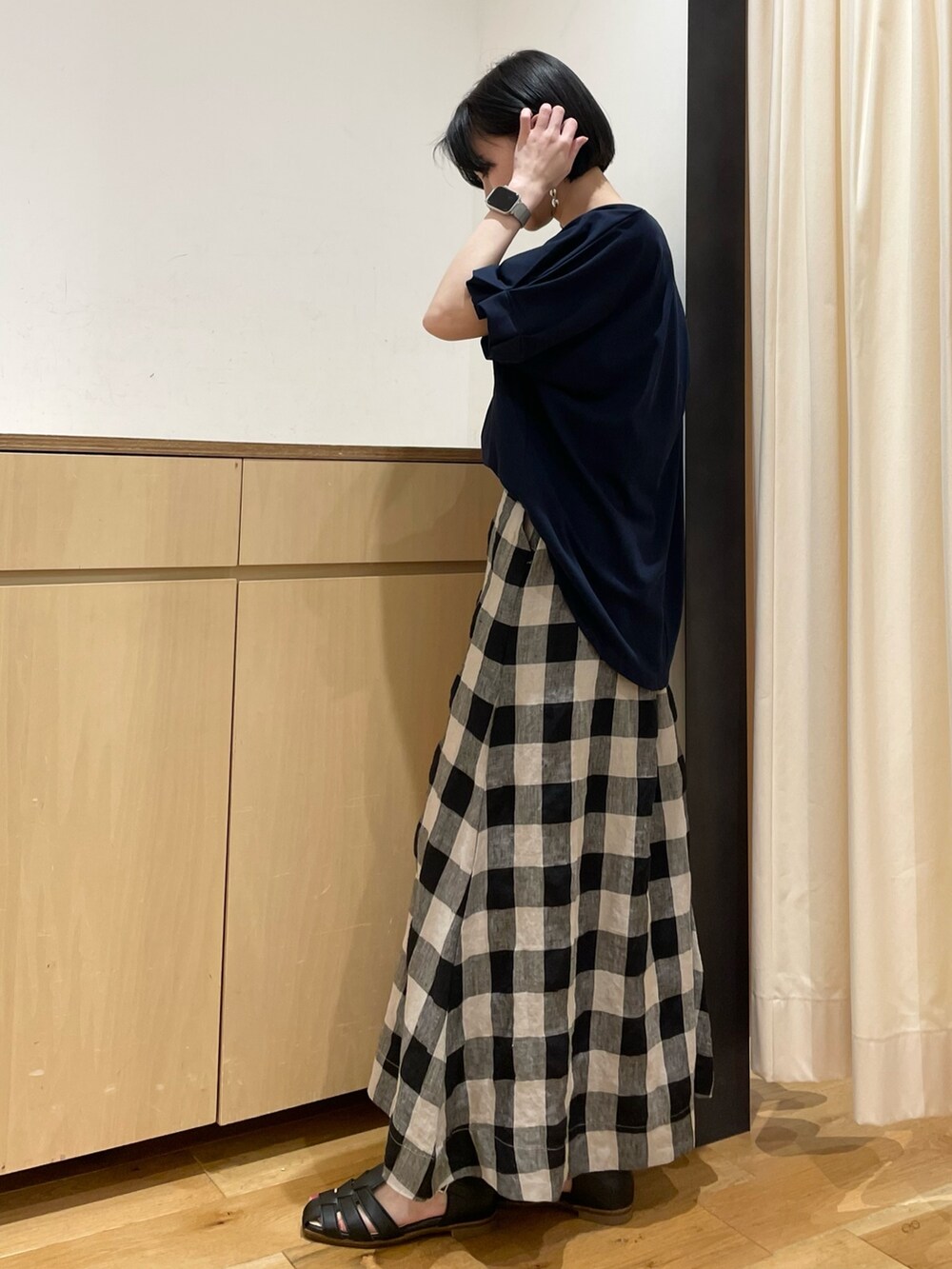 ブルー系のTシャツ/カットソー、ブラック系のスカート、ベージュ系のかごバッグを着用したレディースの夏コーディネートの6枚目の写真