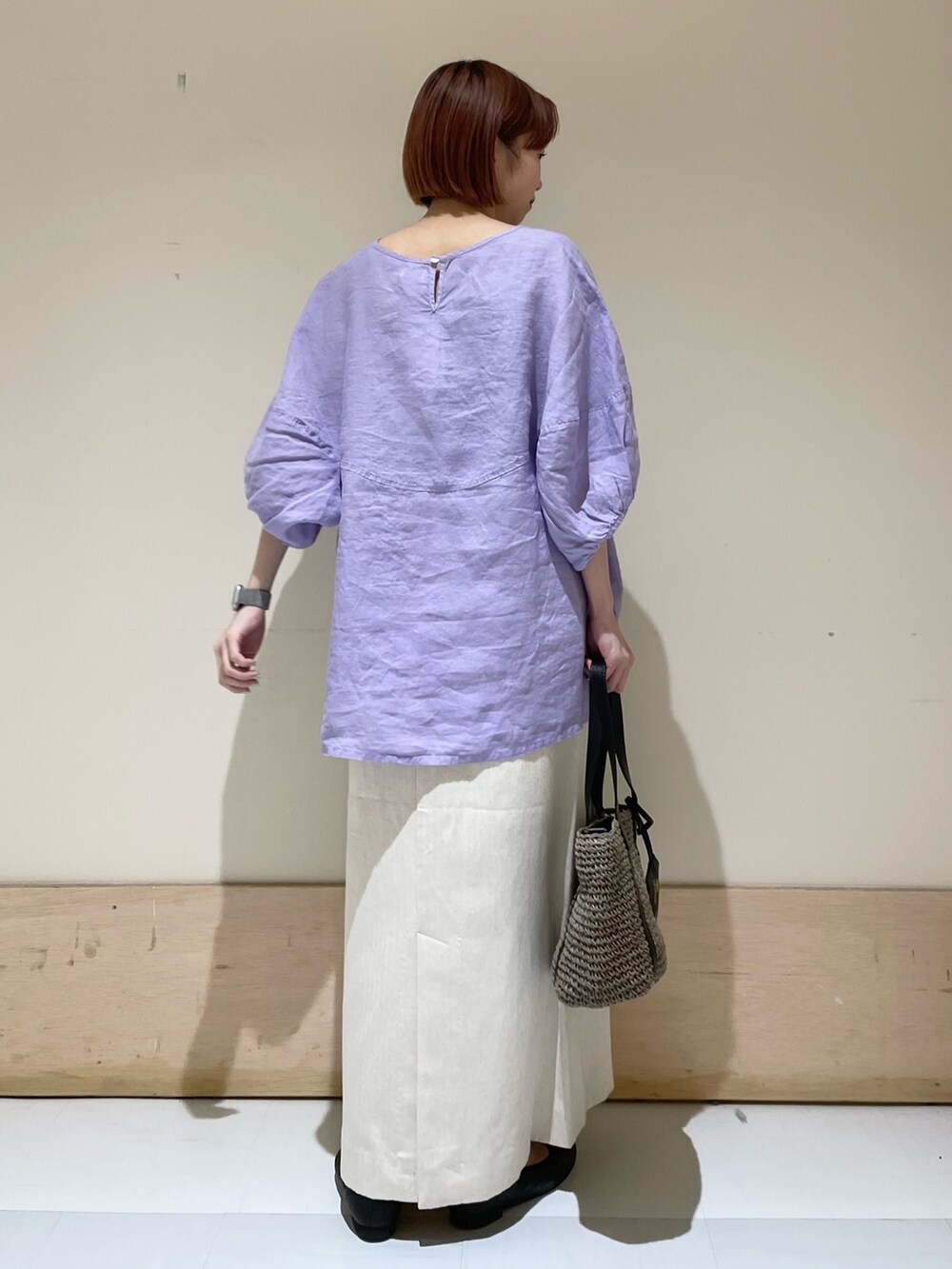 パープル系のシャツ/ブラウス、ベージュ系のスカート、グレー系のトートバッグを着用したレディースの春コーディネートの9枚目の写真