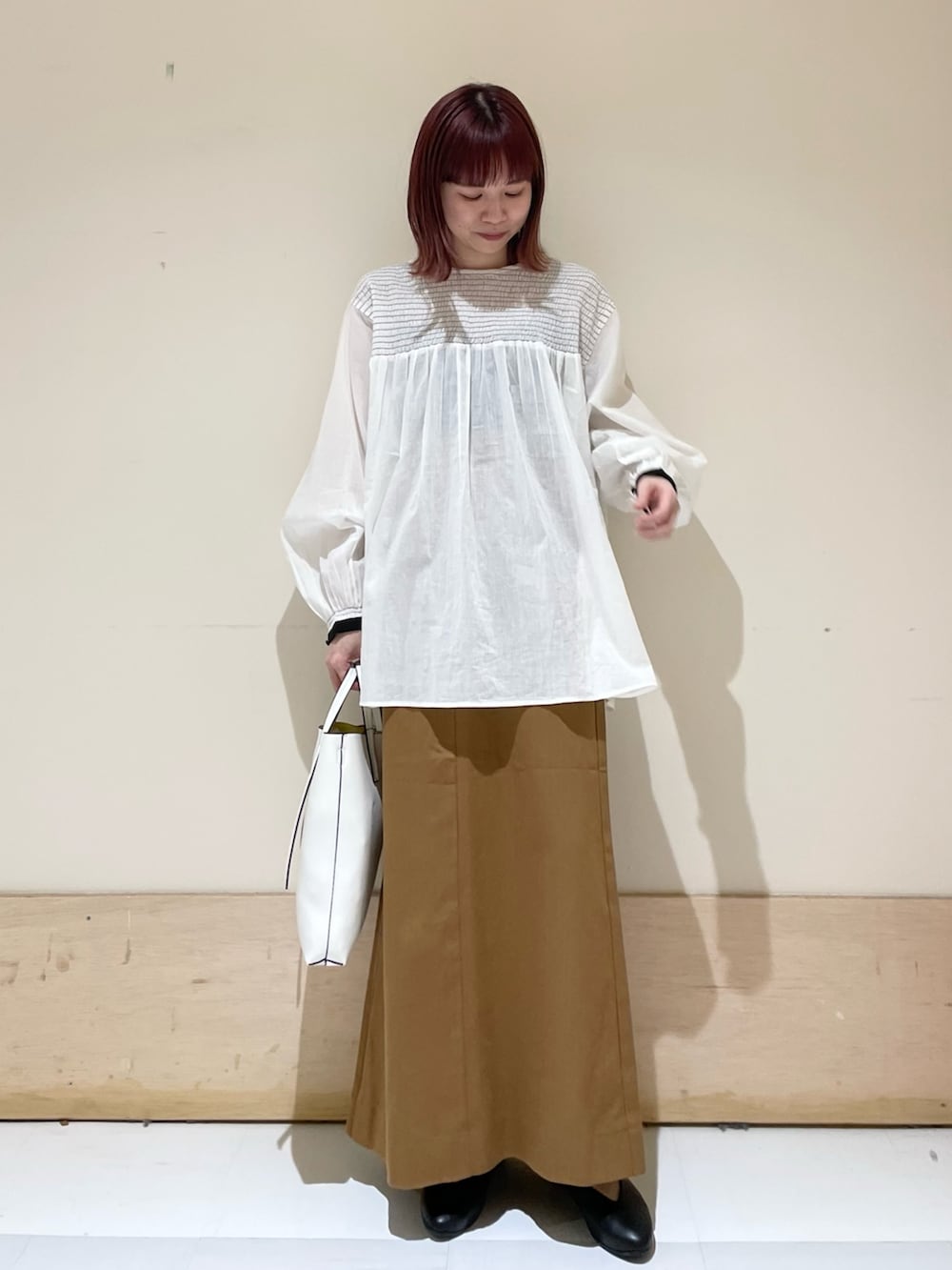「URBAN RESEARCH DOORS、URBAN RESEARCH DOORS WOMENS、アーバンリサーチドアーズ、ブラウス、グルカスカート、春コーデ、シンプルコーデ、骨格ウェーブ、大人カジュアル、春色、おでかけ、バレエシューズ、淡色コーデ、低身長、低身長コーデ」｜「URBAN RESEARCH DOORSのコットンボイル配色シャーリングブラウス（シャツ/ブラウス、ホワイト系）」を使った、ホンダ マユさん（レディース・152cm）の春コーディネートの3枚目の写真