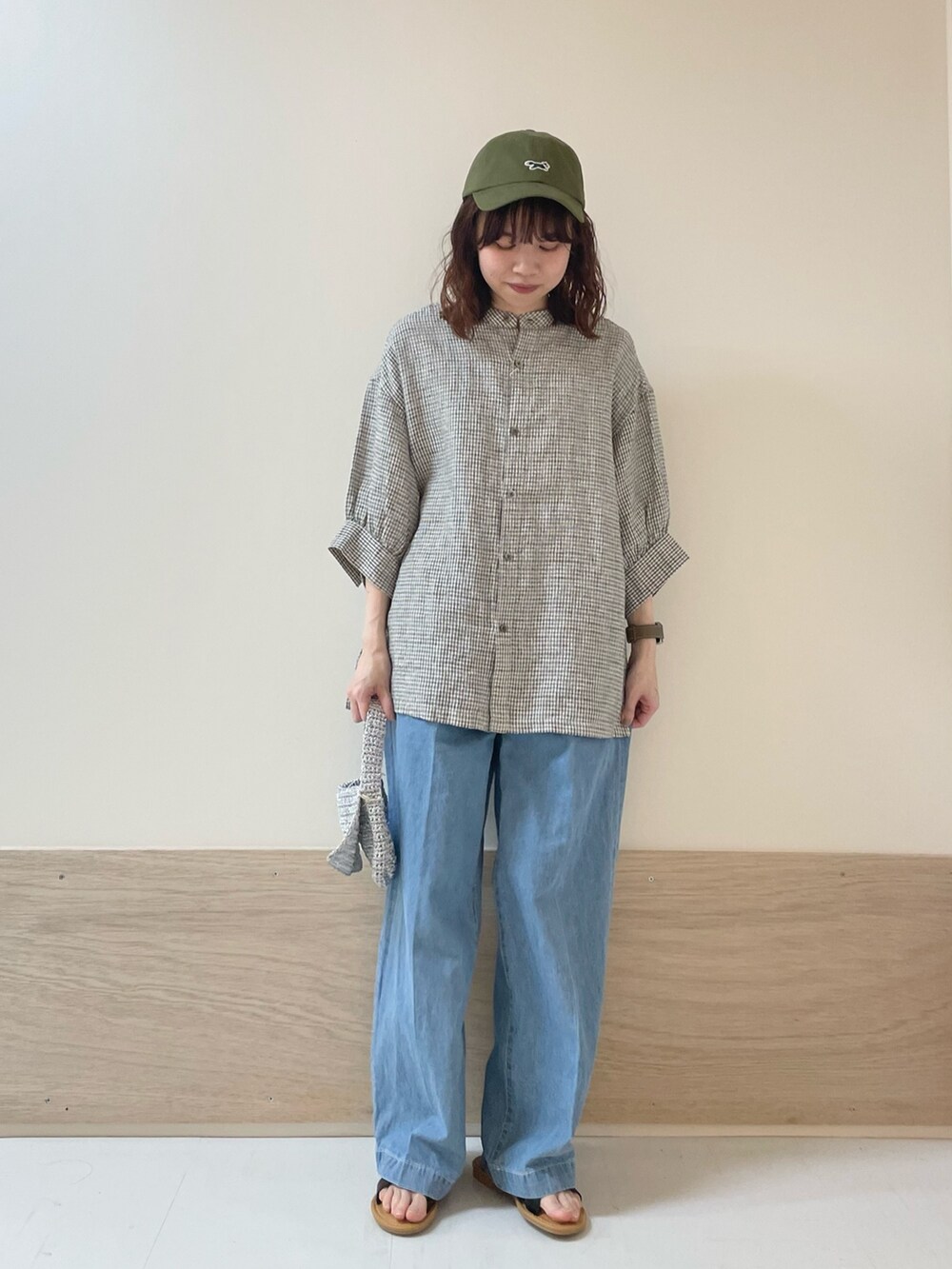 「URBAN RESEARCH DOORS、URBAN RESEARCH DOORS WOMENS、アーバンリサーチドアーズ、FORK&SPOON、チェックシャツ、リネン、リネンシャツ、デニム、春夏コーデ、お出かけコーデ、休日スタイル、カジュアルコーデ、キャップ、低身長コーデ、骨格ストレート」｜「URBAN RESEARCH DOORSのカッティングサンダル（サンダル、ブラック系）」を使った、ホンダ マユさん（レディース・152cm）の春コーディネートの3枚目の写真