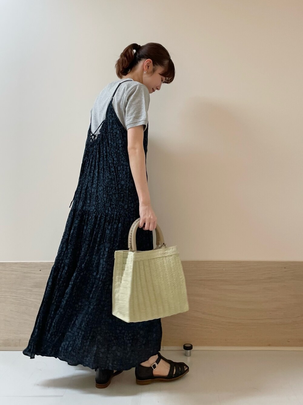 「URBAN RESEARCH DOORS、URBAN RESEARCH DOORS WOMENS、アーバンリサーチドアーズ、fork&spoon、キャミワンピ、花柄、花柄ワンピース、レイヤードスタイル、春夏コーデ、お出かけコーデ、休日スタイル、きれいめカジュアル、大人カジュアル、低身長コーデ、骨格ストレート」｜「FORK&SPOONのFORK&SPOON　ヘビーウェイト天竺ショートスリーブTシャツ（Tシャツ/カットソー、グレー系）」を使った、ホンダ マユさん（レディース・152cm）の春コーディネートの6枚目の写真