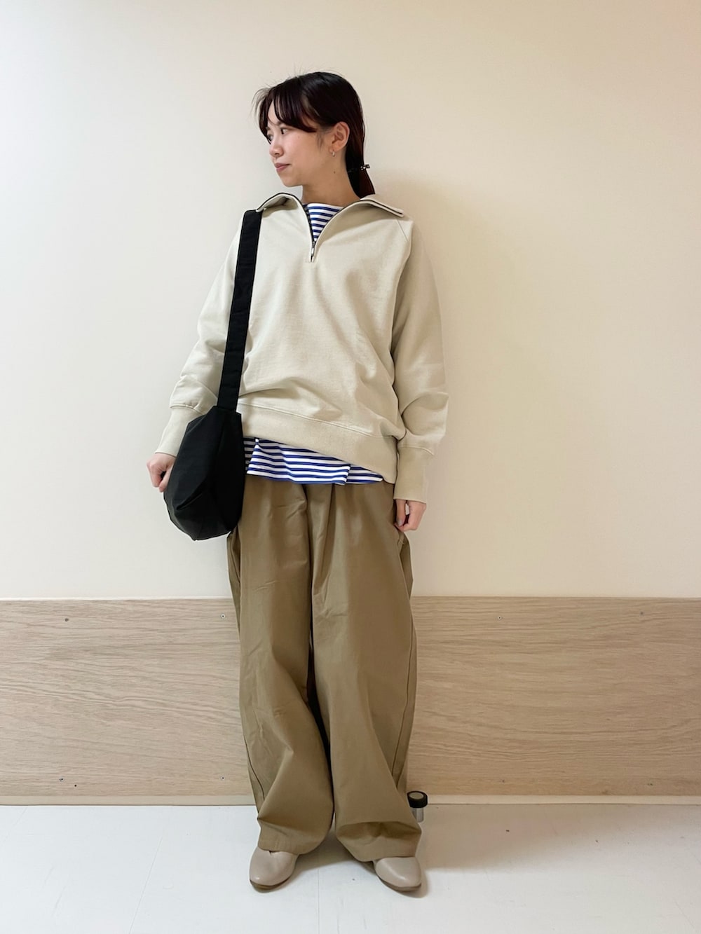 ブルー系のTシャツ/カットソー、ベージュ系のTシャツ/カットソー、ブラック系のショルダーバッグを着用したレディースの春コーディネートの3枚目の写真