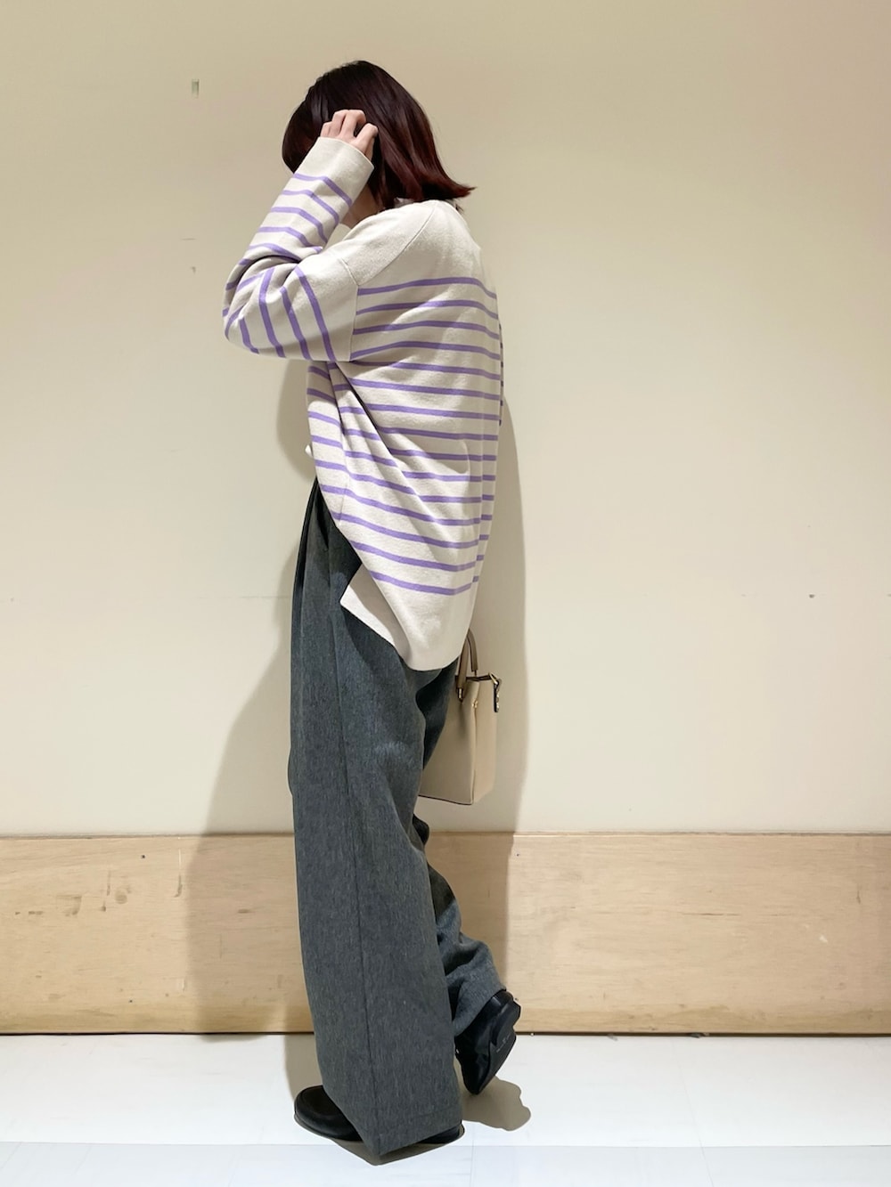 グレー系のその他パンツ、ホワイト系のTシャツ/カットソー、その他のニット/セーターを着用したレディースの冬コーディネートの5枚目の写真