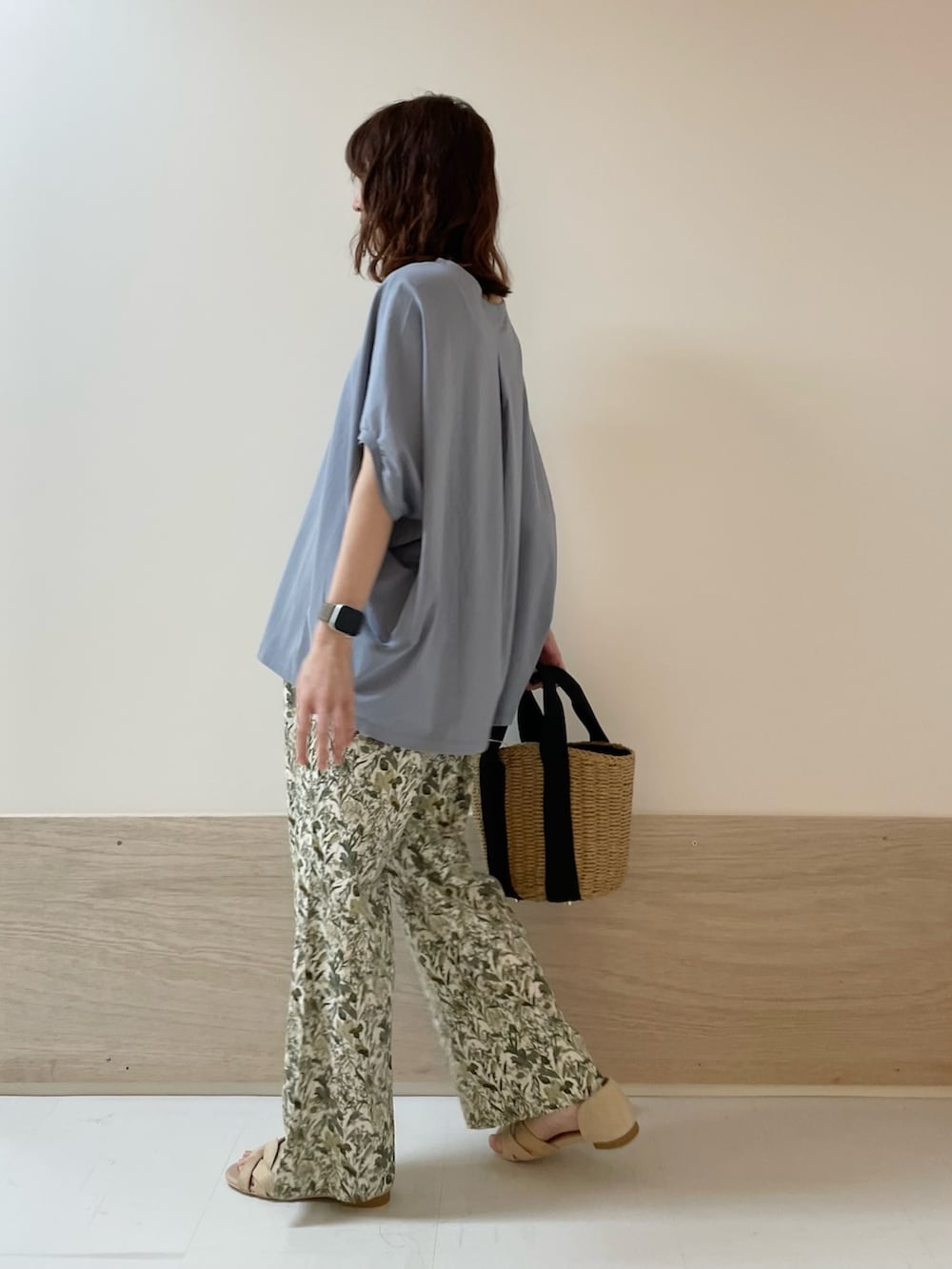 「URBAN RESEARCH DOORS、URBAN RESEARCH DOORS WOMENS、アーバンリサーチドアーズ、ブルー、花柄、花柄パンツ、フラワープリント、リラックススタイル、きれいめカジュアル、春夏コーデ、サンダル、お出かけコーデ、休日スタイル、低身長コーデ、骨格ストレート」｜「URBAN RESEARCH DOORSの『イージーケア』フラワープリントイージーパンツ（その他パンツ、ホワイト系）」を使った、ホンダ マユさん（レディース・152cm）の春コーディネートの6枚目の写真