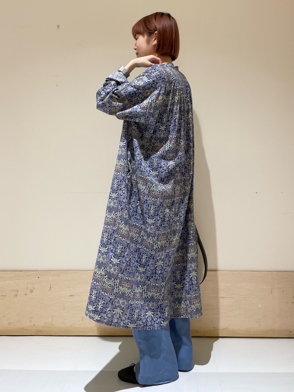 ブルー系のその他パンツ、ブルー系のワンピース、ブラック系のハンドバッグを着用したレディースの春コーディネートの5枚目の写真