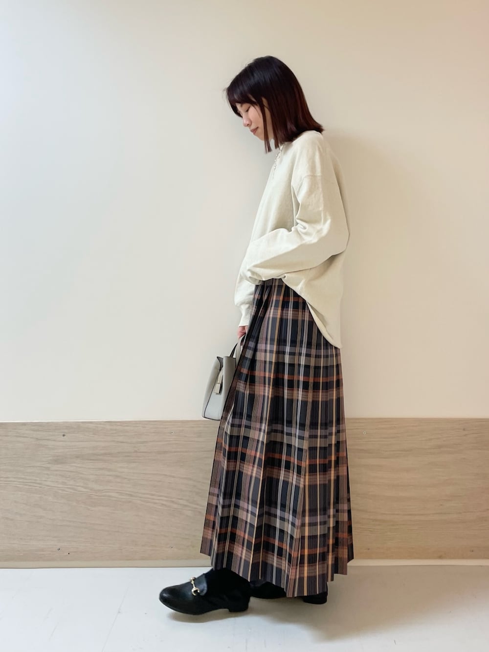 ホワイト系のスウェット、グレー系のスカートを着用したレディースの冬コーディネートの5枚目の写真