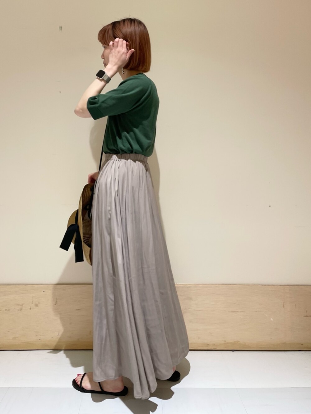 グレー系のスカート、ブラック系のサンダル、ブラック系のショルダーバッグを着用したレディースの春コーディネートの5枚目の写真