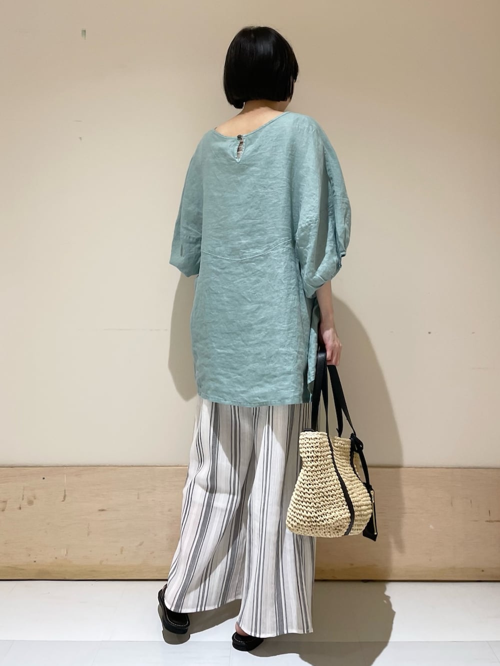 グリーン系のシャツ/ブラウス、ブラック系のサンダル、ホワイト系のその他パンツを着用したレディースの夏コーディネートの7枚目の写真