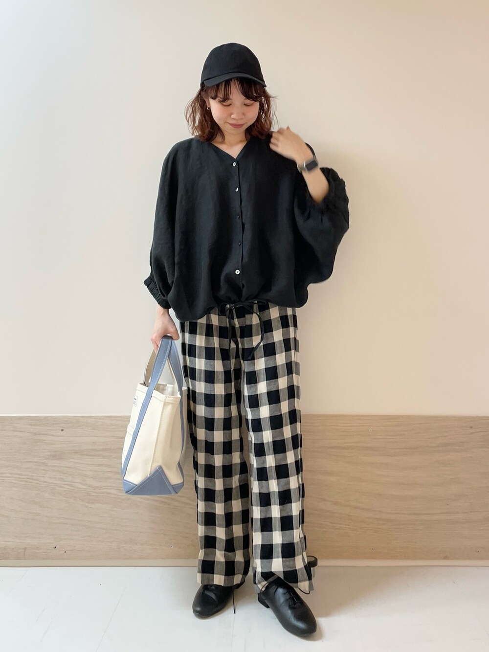 ブラック系のその他パンツ、ブラック系のその他シューズ、ブラック系のシャツ/ブラウスを着用したレディースの春コーディネートの4枚目の写真