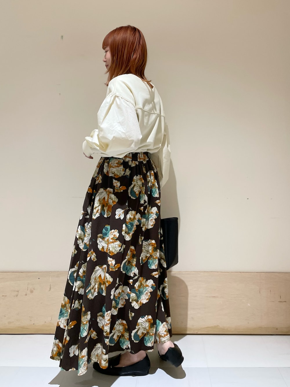 ブラウン系のスカート、ホワイト系のTシャツ/カットソーを着用したレディースの冬コーディネートの3枚目の写真