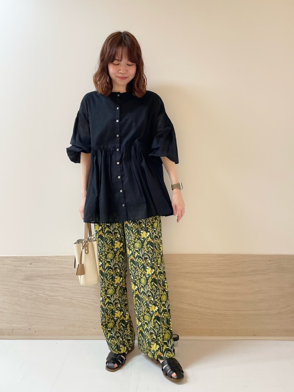 グリーン系のその他パンツ、ブラック系のシャツ/ブラウスを着用したレディースの春コーディネートの2枚目の写真