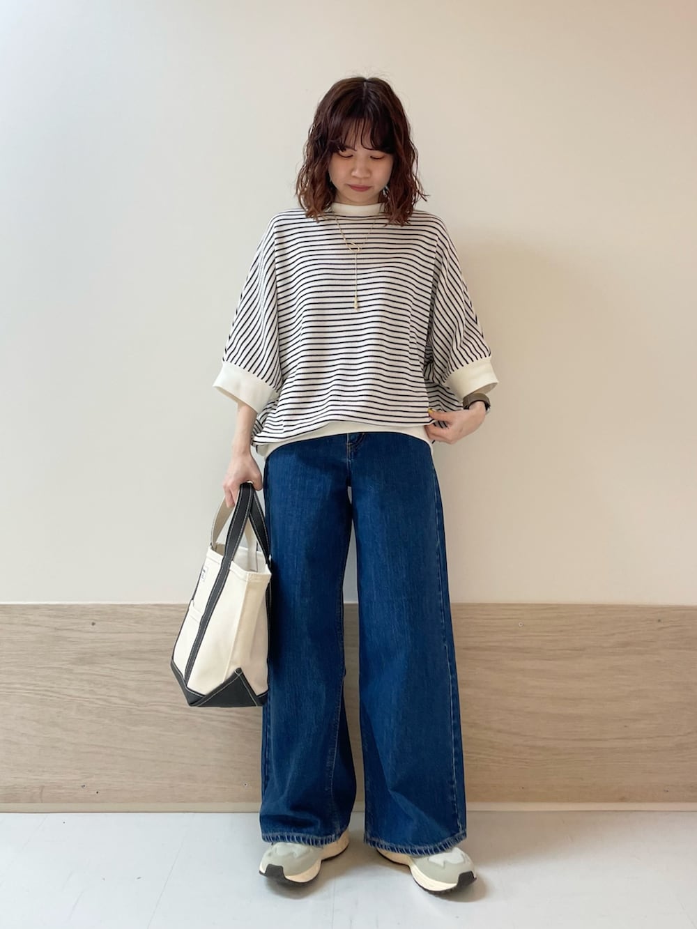 「URBAN RESEARCH DOORS、URBAN RESEARCH DOORS WOMENS、アーバンリサーチドアーズ、ボーダー、デニム、ワイドデニム、カジュアル、春夏コーデ、休日スタイル、お出かけコーデ、きれいめカジュアル、大人カジュアル、低身長、骨格ストレート、スポーツミックス」｜「URBAN RESEARCH DOORSのタックフライスワイドTシャツ（Tシャツ/カットソー、ホワイト系）」を使った、ホンダ マユさん（レディース・152cm）の春コーディネートの2枚目の写真