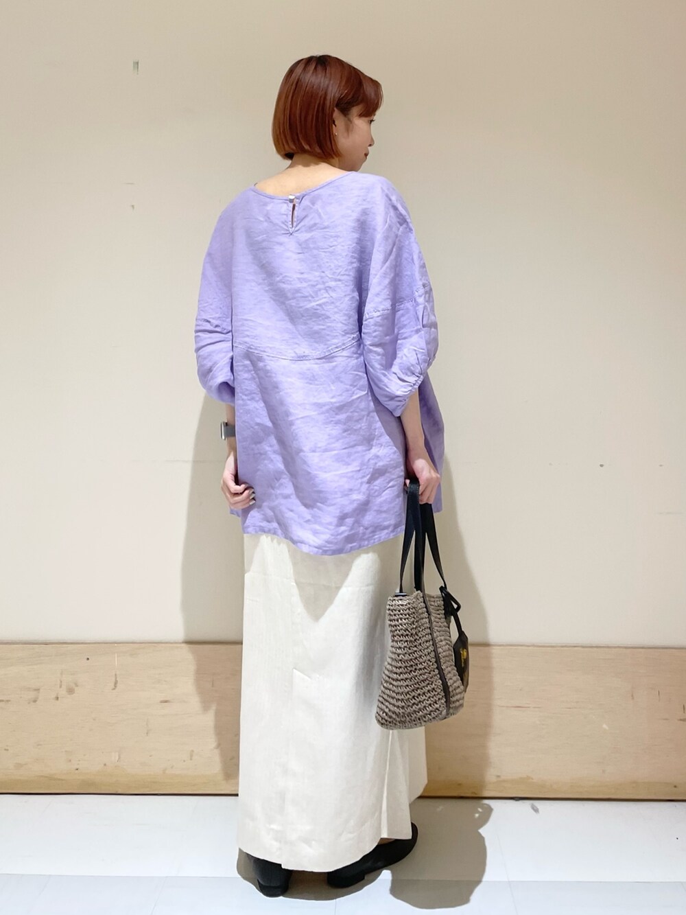 パープル系のシャツ/ブラウス、ベージュ系のスカート、グレー系のトートバッグを着用したレディースの春コーディネートの8枚目の写真