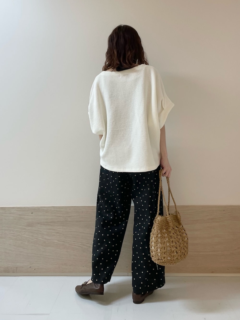 「URBAN RESEARCH DOORS、URBAN RESEARCH DOORS WOMENS、アーバンリサーチドアーズ、ドット、ドットパンツ、リラックススタイル、お出かけコーデ、休日スタイル、きれいめカジュアル、大人カジュアル、春夏コーデ、シンプルコーデ、リネンパンツ、低身長コーデ、骨格ストレート」|「URBAN RESEARCH DOORSのリネンドットイージーパンツ(その他パンツ、ブラック系)」を使った、ホンダ マユさん(レディース・152cm)の春コーディネートの8枚目の写真