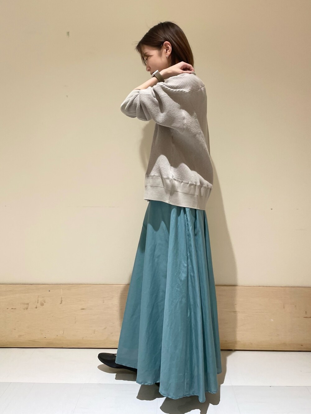 ブラック系のパンプス、シルバー系のショルダーバッグ、グレー系のカーディガン/ボレロを着用したレディースの夏コーディネートの5枚目の写真