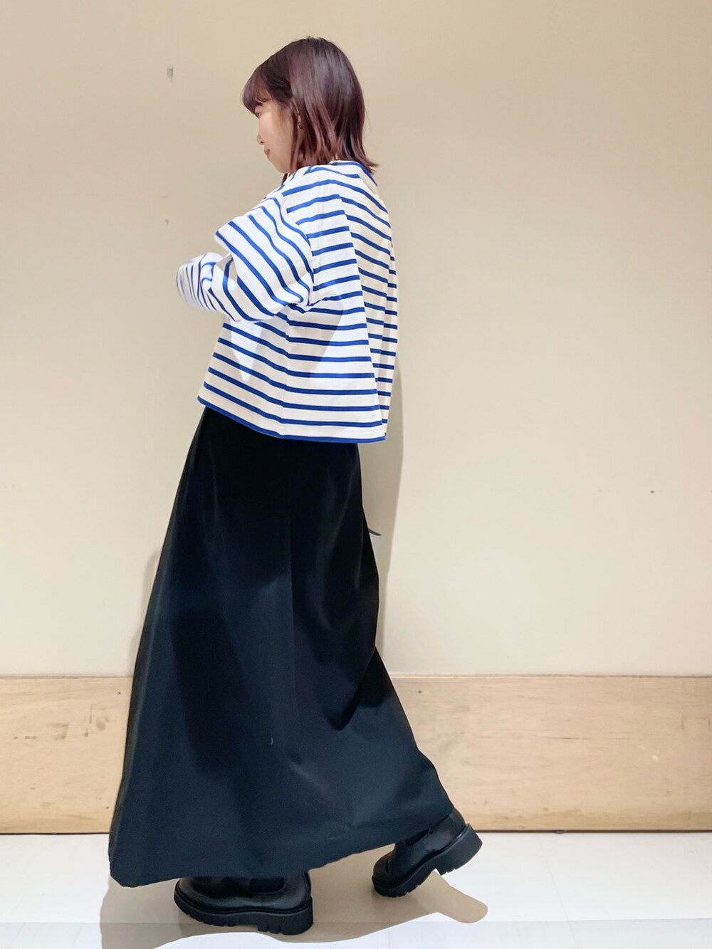 ホワイト系のTシャツ/カットソー、ブラック系のスカートを着用したレディースの冬コーディネートの5枚目の写真