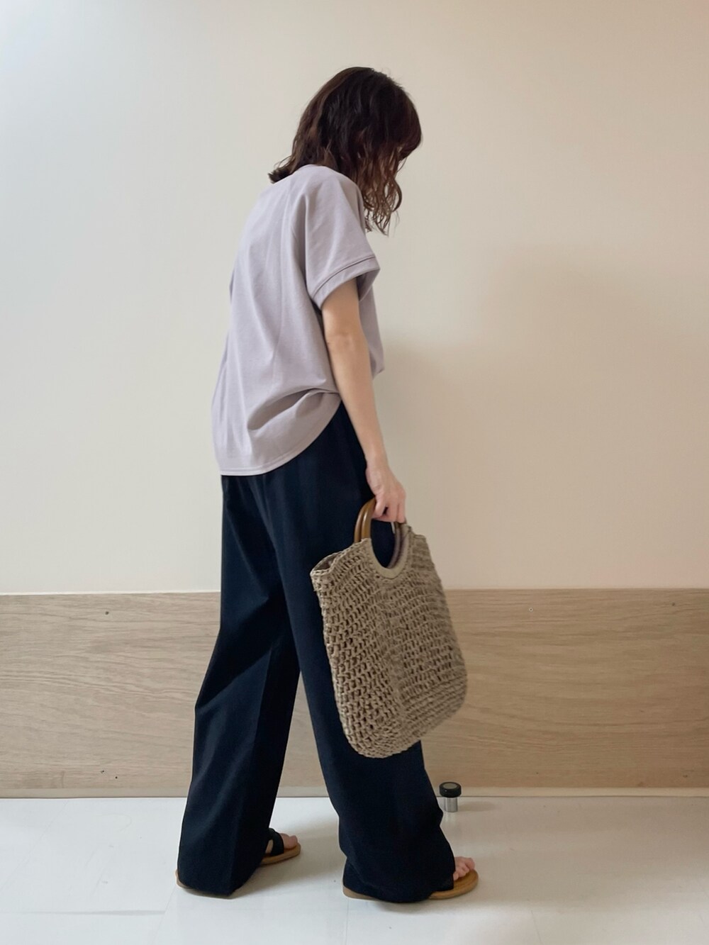 パープル系のTシャツ/カットソー、ブラック系のサンダル、ブルー系のその他パンツを着用したレディースの春コーディネートの4枚目の写真