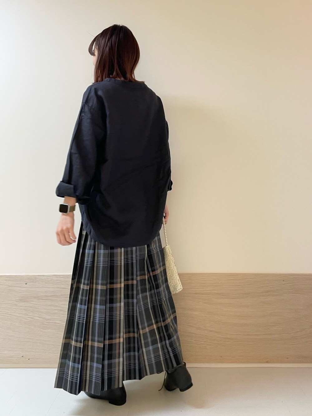 ブルー系のTシャツ/カットソー、ブラック系のその他シューズ、グレー系のスカートを着用したレディースの春コーディネートの6枚目の写真