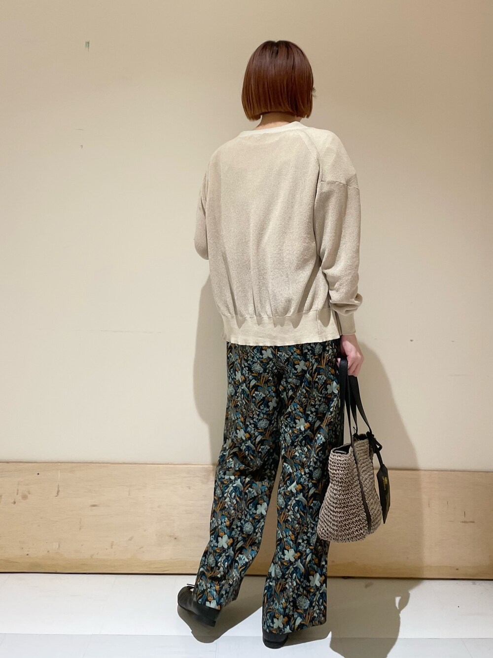 ブルー系のその他パンツ、グレー系のトートバッグ、ブラック系のバレエシューズを着用したレディースの春コーディネートの6枚目の写真