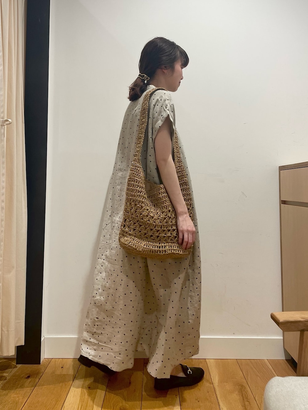 「URBAN RESEARCH DOORS、URBAN RESEARCH DOORS WOMENS、アーバンリサーチドアーズ、リネン、リネンワンピース、ドット、ドットワンピ、楽ちん、リラックススタイル、お出かけコーデ、休日スタイル、デートコーデ、大人カジュアル、低身長コーデ、骨格ストレート」｜「URBAN RESEARCH DOORSのリネンドットフレアワンピース（ワンピース、ベージュ系）」を使った、ホンダ マユさん（レディース・152cm）の春コーディネートの6枚目の写真