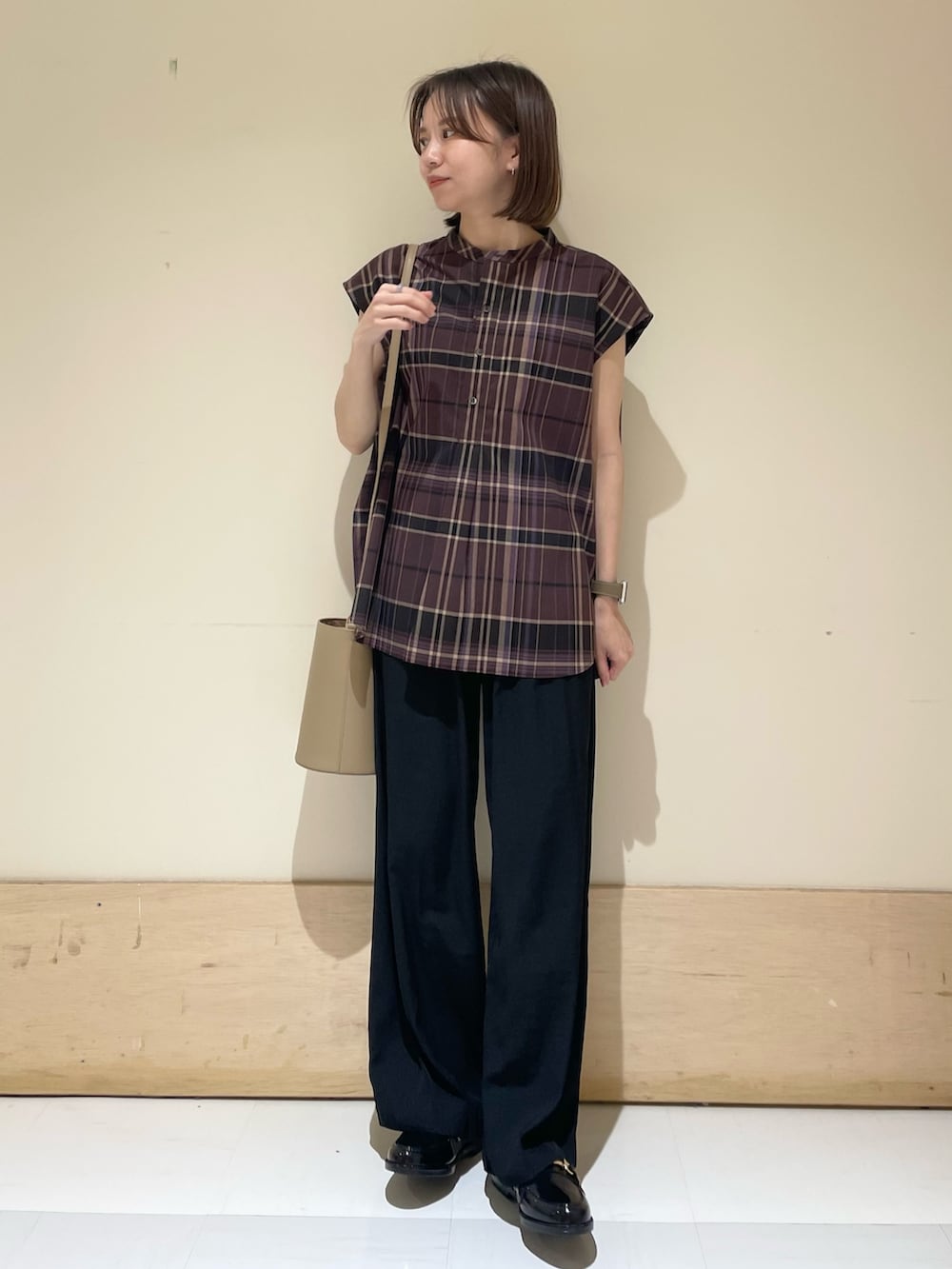 ベージュ系のショルダーバッグ、パープル系のシャツ/ブラウス、ブラック系のその他パンツを着用したレディースの夏コーディネートの3枚目の写真