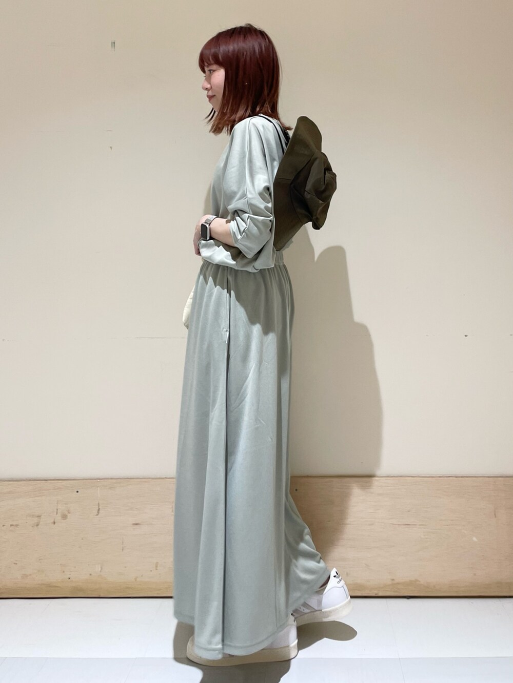 ホワイト系のスニーカー、グリーン系のスカート、グリーン系のTシャツ/カットソーを着用したレディースの春コーディネートの2枚目の写真