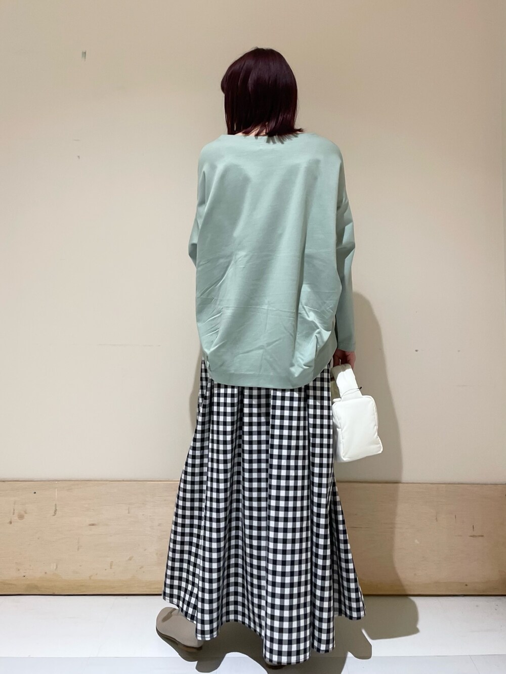 グリーン系のTシャツ/カットソー、ベージュ系のパンプス、その他のスカートを着用したレディースの春コーディネートの5枚目の写真