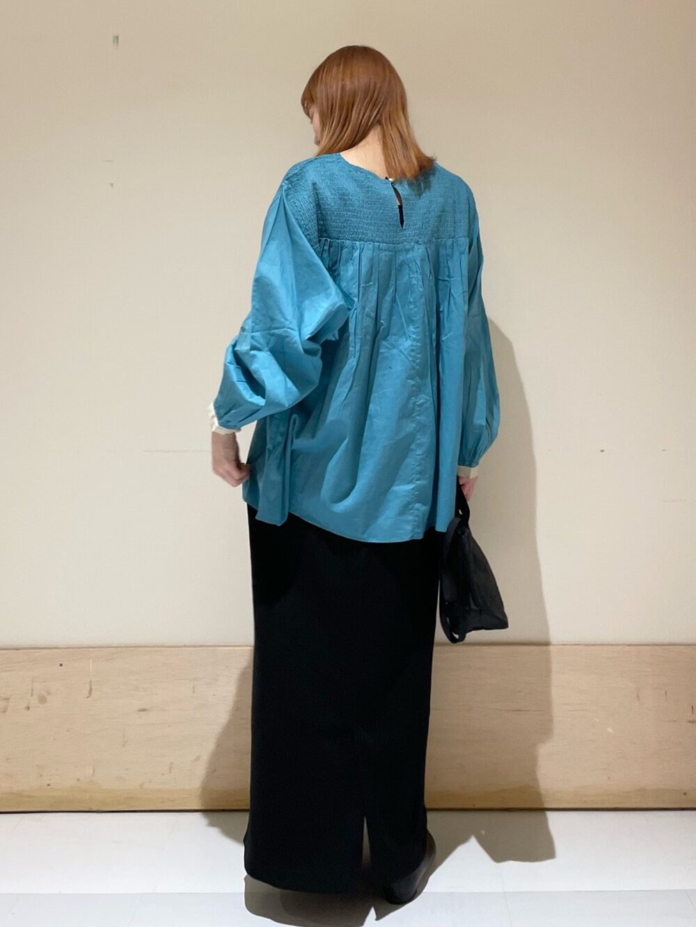 ブルー系のシャツ/ブラウス、ブラック系のスカート、ブラック系のショルダーバッグを着用したレディースの春コーディネートの6枚目の写真