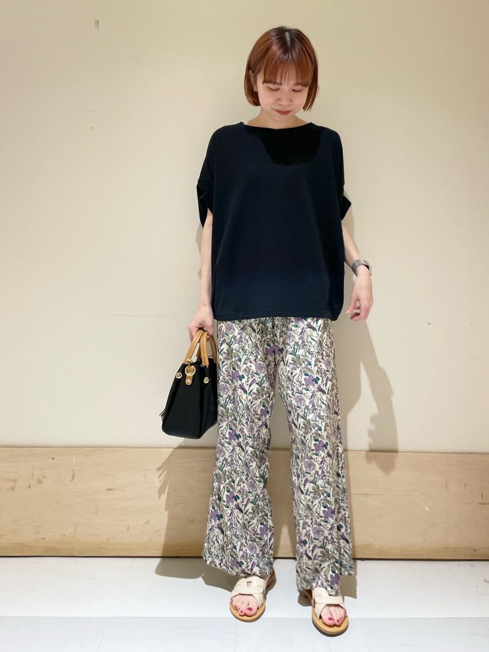 ブラック系のTシャツ/カットソー、ホワイト系のサンダル、パープル系のその他パンツを着用したレディースの春コーディネートの2枚目の写真