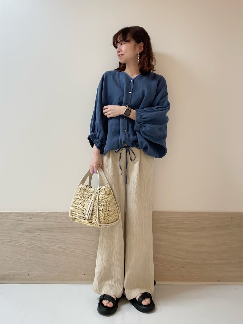 「URBAN RESEARCH DOORS、URBAN RESEARCH DOORS WOMENS、アーバンリサーチドアーズ、リネン、リネンブラウス、ブルー、イージーパンツ、楊柳、お出かけコーデ、休日スタイル、低身長コーデ、骨格ストレート、春夏コーデ、サンダル、きれいめカジュアル」｜「URBAN RESEARCH DOORSのリネンドロストドルマンブラウス（シャツ/ブラウス、ブルー系）」を使った、ホンダ マユさん（レディース・152cm）の春コーディネートの2枚目の写真