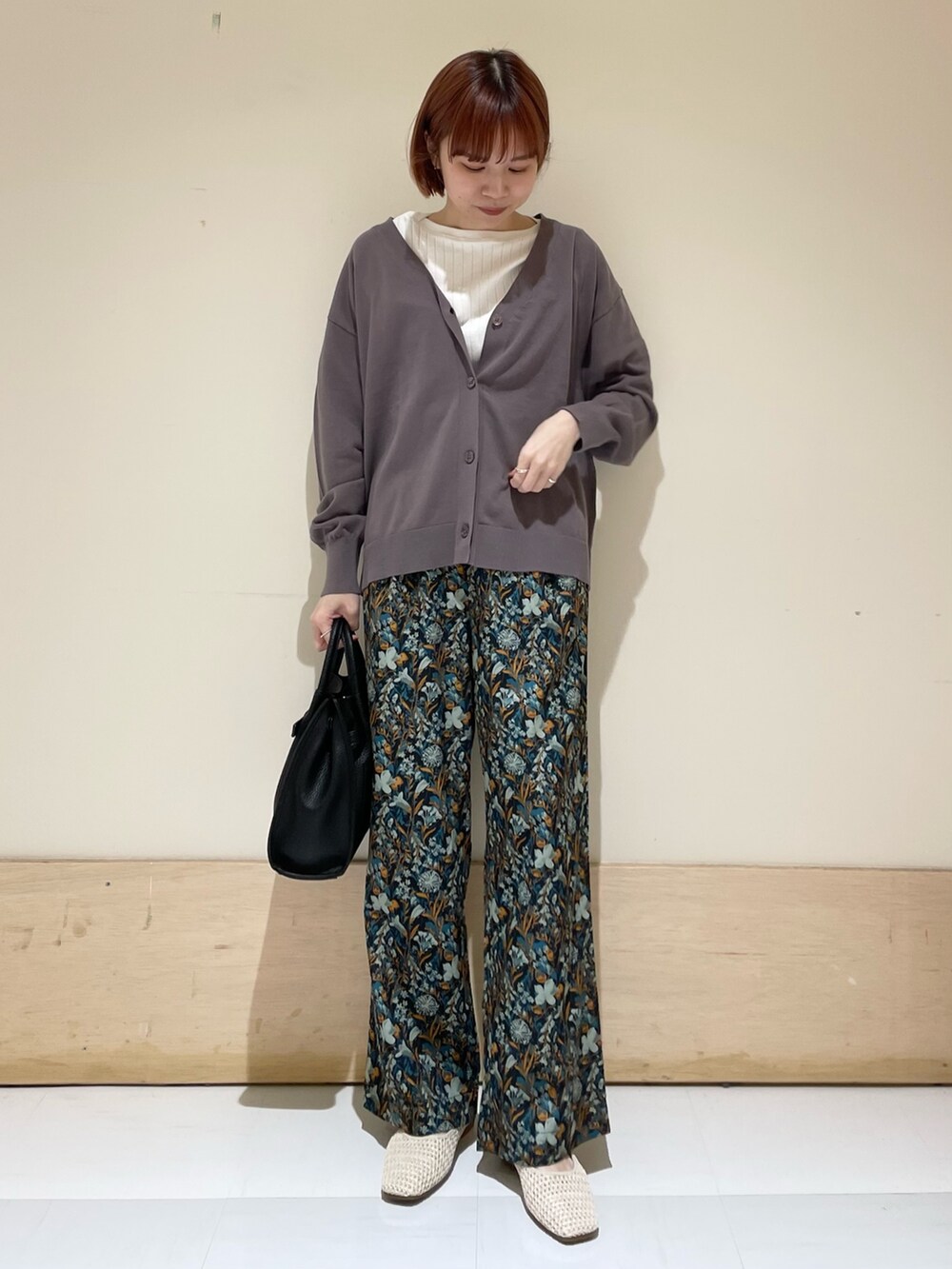 ホワイト系のTシャツ/カットソー、ブルー系のその他パンツ、ブラック系のトートバッグを着用したレディースの春コーディネートの3枚目の写真