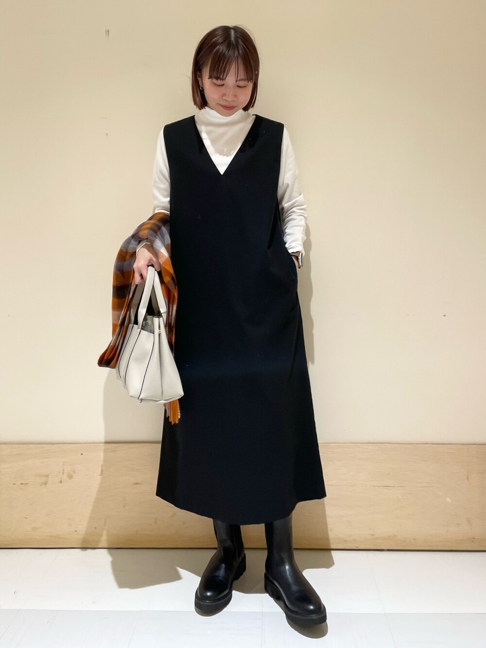 ブラック系のワンピース、ホワイト系のTシャツ/カットソー、ホワイト系のトートバッグを着用したレディースの秋コーディネートの3枚目の写真