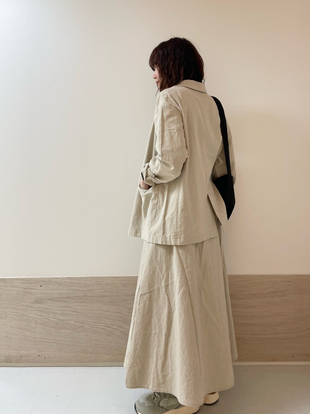 ホワイト系のスカート、ホワイト系のその他アウター、ブラウン系のTシャツ/カットソーを着用したレディースの春コーディネートの5枚目の写真