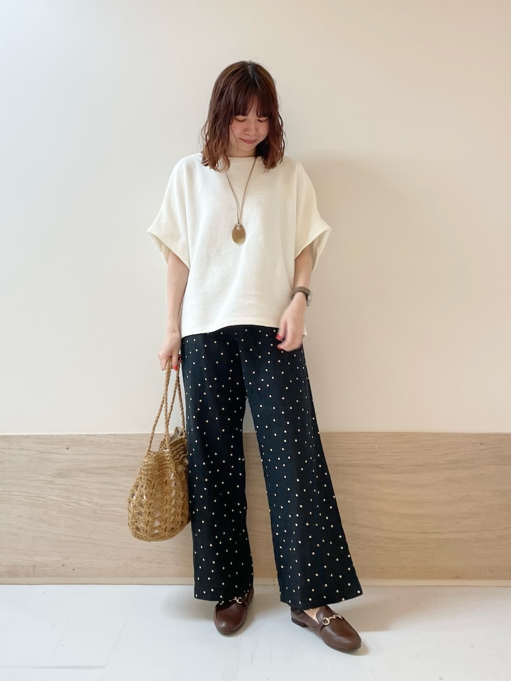 「URBAN RESEARCH DOORS、URBAN RESEARCH DOORS WOMENS、アーバンリサーチドアーズ、ドット、ドットパンツ、リラックススタイル、お出かけコーデ、休日スタイル、きれいめカジュアル、大人カジュアル、春夏コーデ、シンプルコーデ、リネンパンツ、低身長コーデ、骨格ストレート」|「URBAN RESEARCH DOORSのリネンドットイージーパンツ(その他パンツ、ブラック系)」を使った、ホンダ マユさん(レディース・152cm)の春コーディネートの3枚目の写真