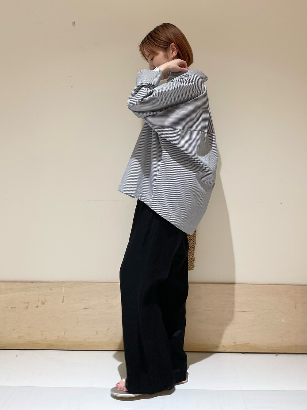 ブラック系のその他パンツ、シルバー系のサンダル、ブルー系のTシャツ/カットソーを着用したレディースの夏コーディネートの5枚目の写真