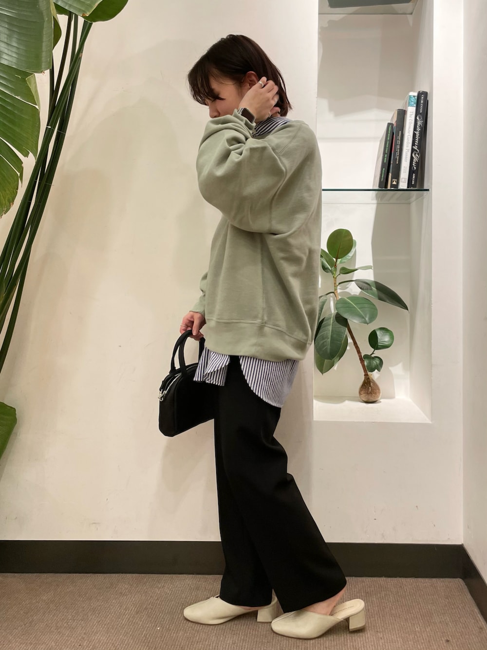 「URBAN RESEARCH DOORS、URBAN RESEARCH DOORS WOMENS、アーバンリサーチドアーズ、レイヤードスタイル、レイヤード、スウェット、ストライプシャツ、シャツ×スウェット、カジュアル、お出かけコーデ、シンフルコーデ、リラックススタイル」｜「URBAN RESEARCH DOORSのカラーストレッチトラウザー（その他パンツ、ブラック系）」を使った、ホンダ マユさん（レディース・152cm）の春コーディネートの3枚目の写真