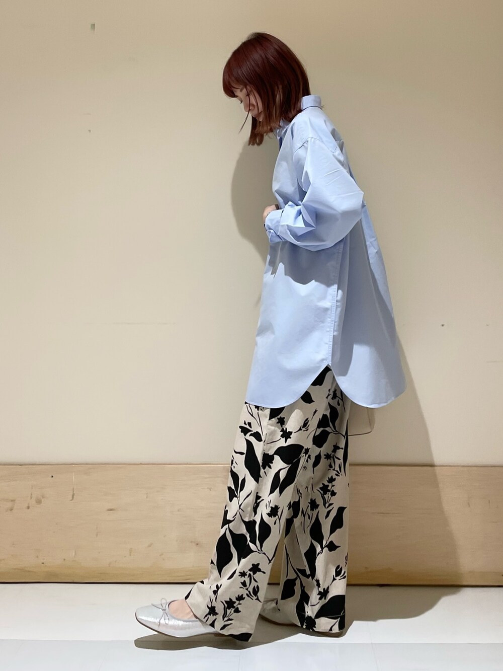 ベージュ系のその他パンツ、シルバー系のバレエシューズ、ホワイト系のトートバッグを着用したレディースの春コーディネートの4枚目の写真