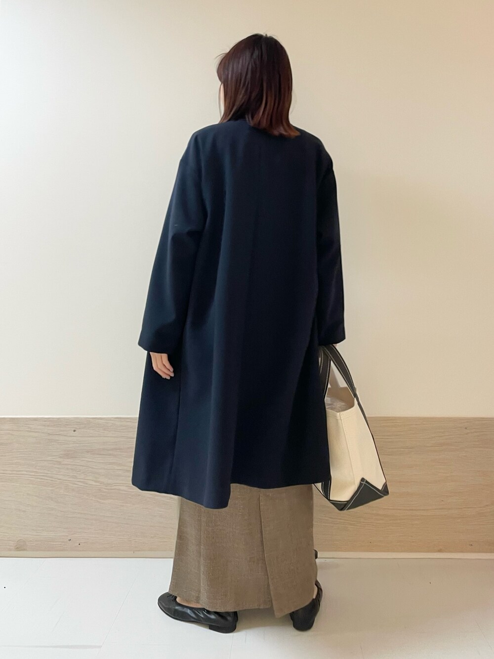 ブラック系のバレエシューズ、ブルー系のその他アウター、ホワイト系のTシャツ/カットソーを着用したレディースの春コーディネートの6枚目の写真
