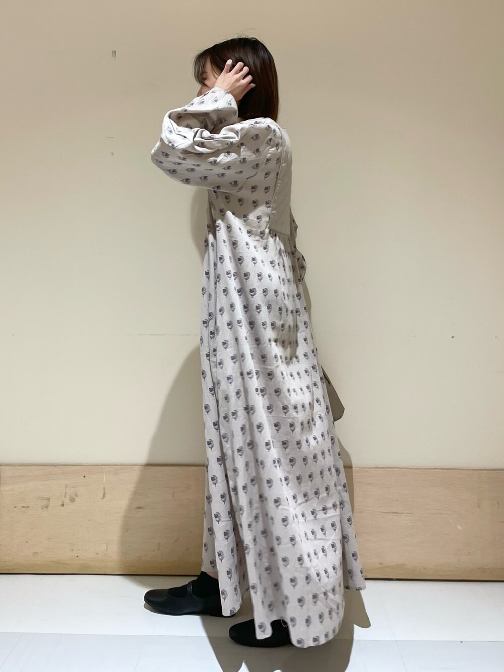 ブラック系のその他シューズ、ベージュ系のワンピース、グレー系のショルダーバッグを着用したレディースの秋コーディネートの6枚目の写真