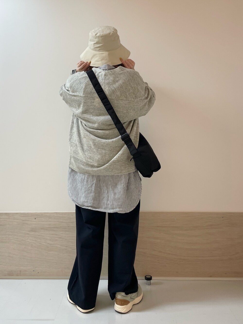 ブルー系のその他パンツ、グレー系のスニーカー、ブラック系のショルダーバッグを着用したレディースの春コーディネートの6枚目の写真