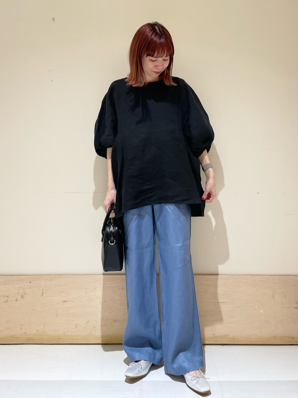 ブルー系のその他パンツ、ブラック系のシャツ/ブラウス、シルバー系のバレエシューズを着用したレディースの春コーディネートの3枚目の写真