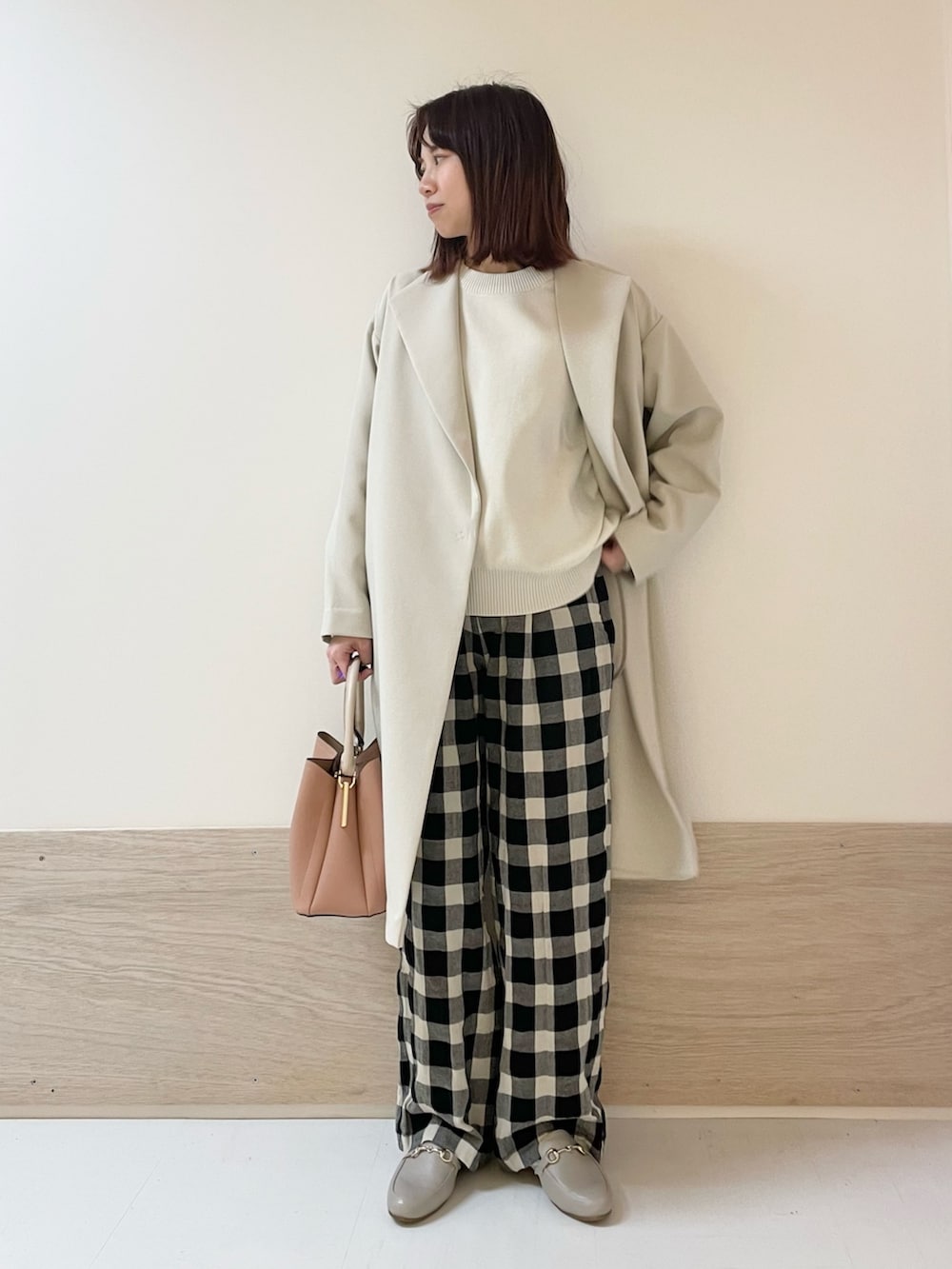 「URBAN RESEARCH DOORS、URBAN RESEARCH DOORS WOMENS、アーバンリサーチドアーズ、きれいめカジュアル、チェック、チェックパンツ、春アウター、ロングコート、淡色コーデ、お出かけコーデ、大人カジュアル、休日スタイル、デートコーデ、春コーデ、152cm」|「URBAN RESEARCH DOORSのスポンディングニットプルオーバー(ニット/セーター、ホワイト系)」を使った、ホンダ マユさん(レディース・152cm)の冬コーディネートの3枚目の写真