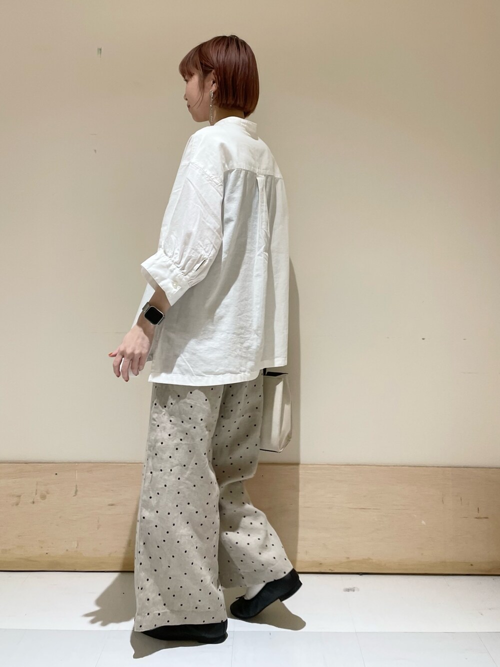 ベージュ系のその他パンツ、ブラウン系のハンドバッグ、ブラック系のバレエシューズを着用したレディースの春コーディネートの5枚目の写真