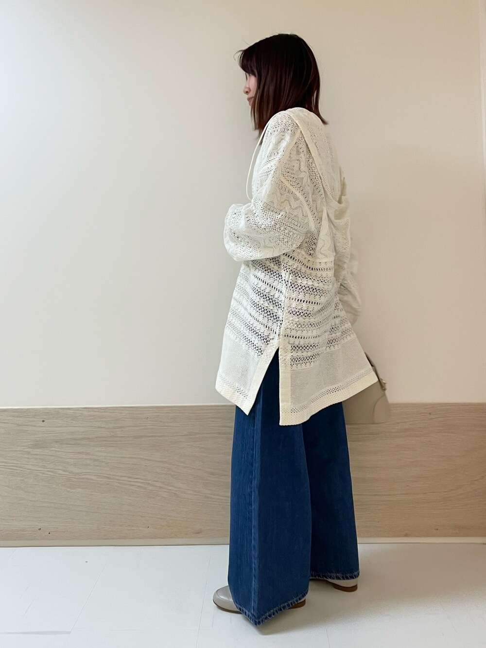 ホワイト系のTシャツ/カットソー、ブルー系のTシャツ/カットソー、ブルー系のその他パンツを着用したレディースの春コーディネートの4枚目の写真