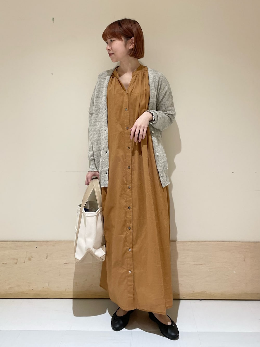 「URBAN RESEARCH DOORS、URBAN RESEARCH DOORS WOMENS、アーバンリサーチドアーズ、orcival、カーディガン、リネン、ワンピース、ギャザーワンピース、トートバッグ、ビッグシルエット、休日スタイル、春夏コーデ、初夏コーデ、バレエシューズ、低身長」|「URBAN RESEARCH DOORSのコットンボイルハーフスリーブワンピース(ワンピース、ブラウン系)」を使った、ホンダ マユさん(レディース・152cm)の春コーディネートの3枚目の写真