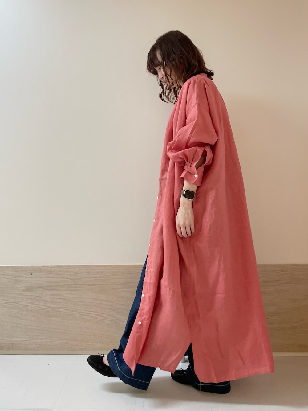 「URBAN RESEARCH DOORS、URBAN RESEARCH DOORS WOMENS、アーバンリサーチドアーズ、リネン、シャツワンピ、デニム、イージーパンツ、ワイドデニム、ピンク、デートコーデ、春夏コーデ、きれいめカジュアル、休日スタイル、低身長、骨格ストレート」｜「FORK&SPOONのFORK&SPOON　ヘビーウェイト天竺ショートスリーブTシャツ（Tシャツ/カットソー、ホワイト系）」を使った、ホンダ マユさん（レディース・152cm）の春コーディネートの4枚目の写真