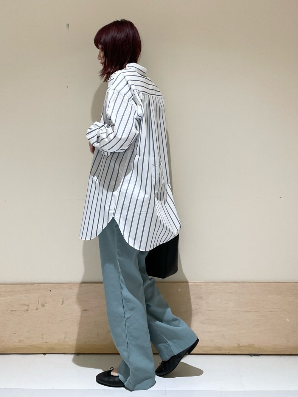 グリーン系のその他パンツ、ブルー系のTシャツ/カットソー、ブラック系のトートバッグを着用したレディースの春コーディネートの5枚目の写真