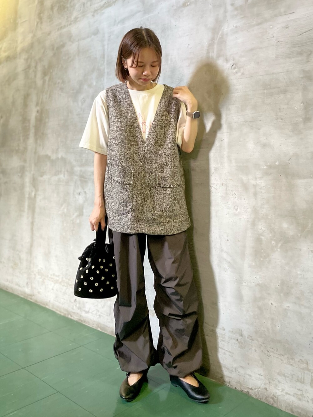 「URBAN RESEARCH DOORS、URBAN RESEARCH DOORS WOMENS、アーバンリサーチドアーズ、ベスト、ベスト×Tシャツ、ボーダー、ボーダートップス、パラシュートパンツ、カジュアルコーデ、休日スタイル、ビーズバッグ、ベロアバッグ、低身長、低身長コーデ、骨格ウェーブ」|「URBAN RESEARCH DOORSのツイードベスト(ベスト、グレー系)」を使った、ホンダ マユさん(レディース・152cm)の夏コーディネートの3枚目の写真
