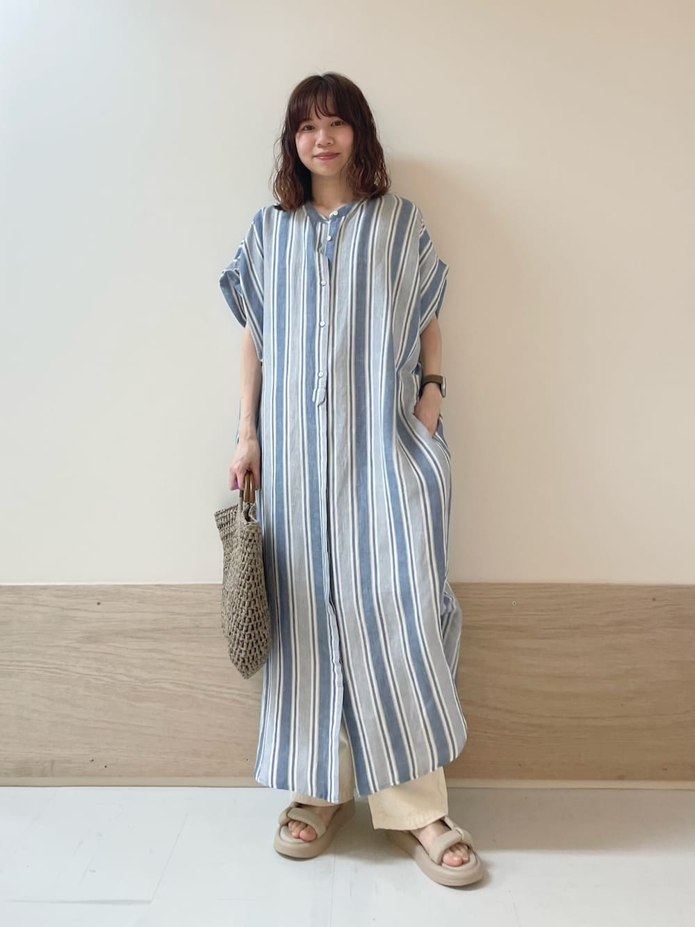 その他のワンピース、ベージュ系のデニムパンツを着用したレディースの春コーディネートの3枚目の写真